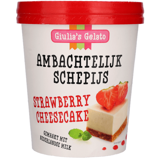 Foto van GIULIA'S GELATO Strawberry cheesecake ijs op witte achtergrond