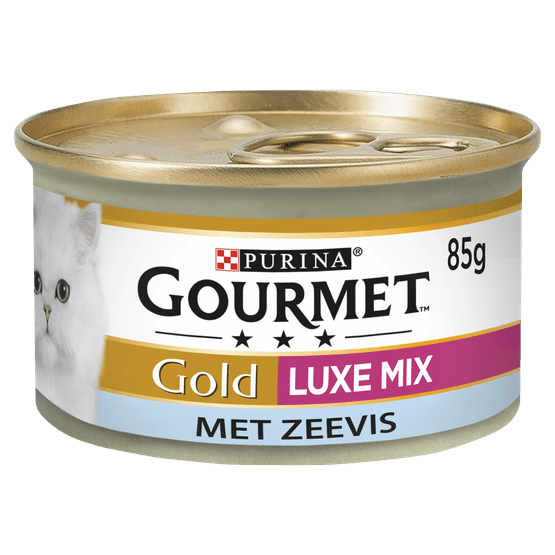 Foto van Gourmet Gold luxe mix met zeevis in spinaziesaus op witte achtergrond