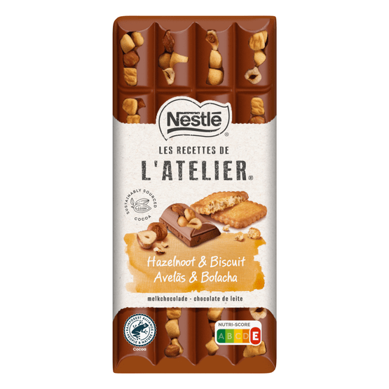 Foto van Nestlé Chocoladereep l'atelier melk hazelnoot biscuit op witte achtergrond