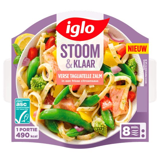 Foto van Iglo Stoom en klaar verse tagliatelle zalm op witte achtergrond