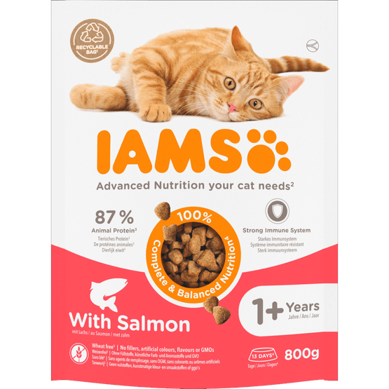 Foto van Iams Kattenvoer vitality adult met zalm op witte achtergrond