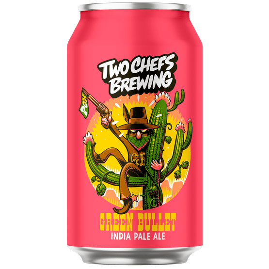 Foto van Two chefs brewing Green bullet india pale ale op witte achtergrond