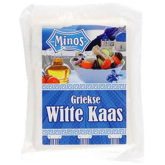 Foto van Minos Griekse witte kaas op witte achtergrond