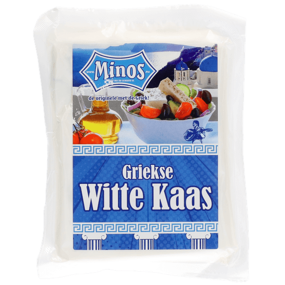 Foto van Minos Griekse witte kaas op witte achtergrond