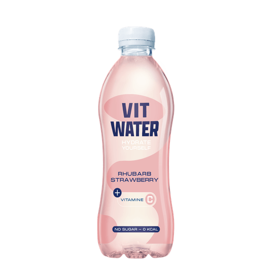 Foto van Vitwater Hydrate rabarber aardbei op witte achtergrond