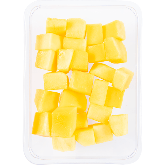 Foto van Healthy Hand Mango blokjes op witte achtergrond