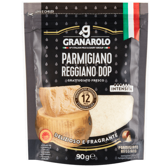 Foto van Granarolo Parmigiano reggiano geraspt op witte achtergrond