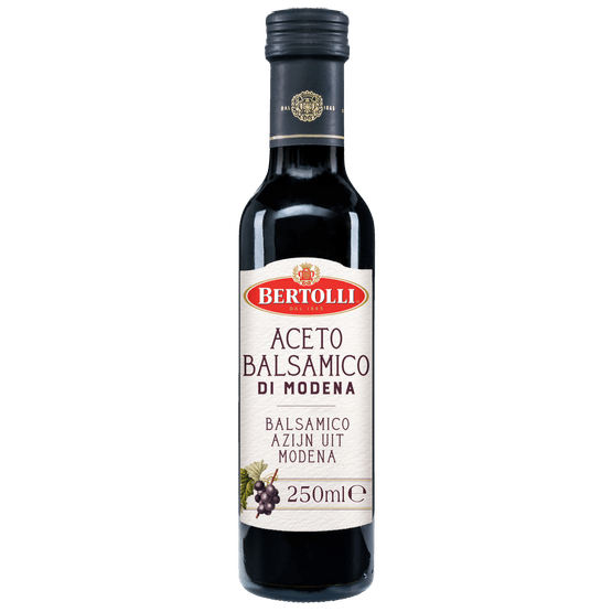 Foto van Bertolli Balsamico azijn op witte achtergrond