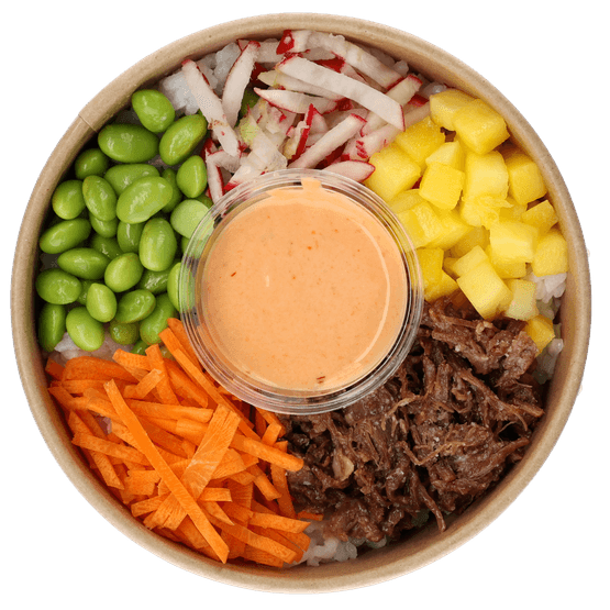 Foto van Poke bowl pulled beef op witte achtergrond