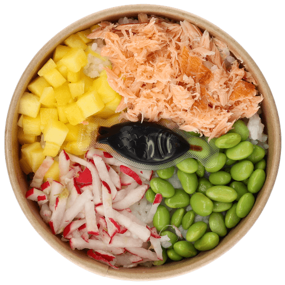 Foto van Poke bowl zalm op witte achtergrond