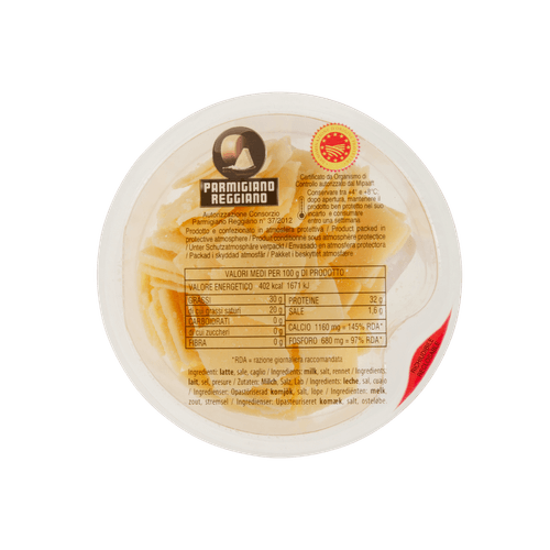 Foto van Parmigiano reggiano flakes op witte achtergrond