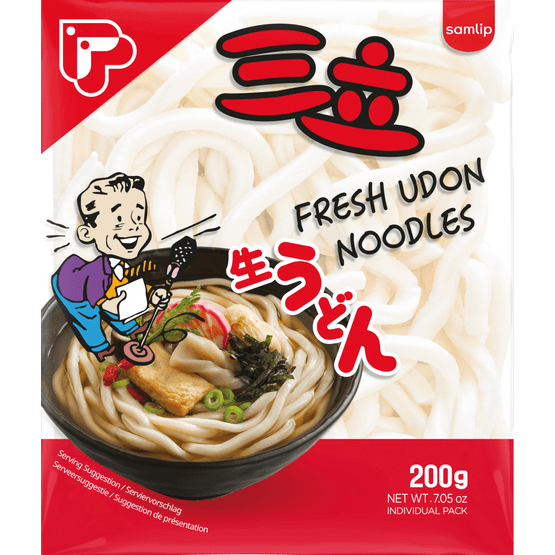 Foto van Samlip Udon noodles op witte achtergrond