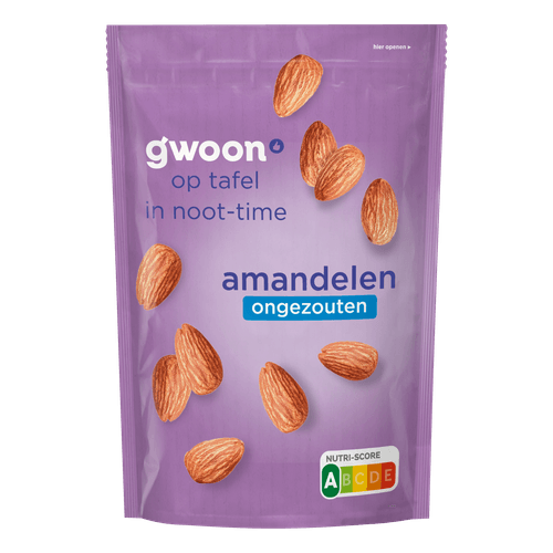 Foto van G'woon Amandelen gebrand ongezouten op witte achtergrond