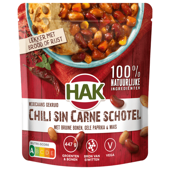 Foto van Hak Chili sin carne schotel op witte achtergrond