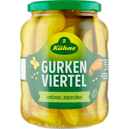 Foto van Kühne Gurkenviertel zoetzuur op witte achtergrond