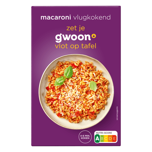 Foto van G'woon Macaroni snelkokend op witte achtergrond