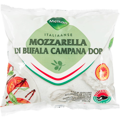 Foto van Melkan Mozzarella di bufala op witte achtergrond