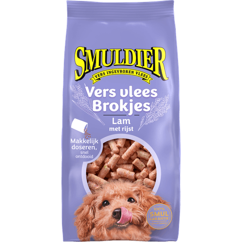 Foto van Smuldier Hondenvoer vers vlees brokjes lam rijst op witte achtergrond