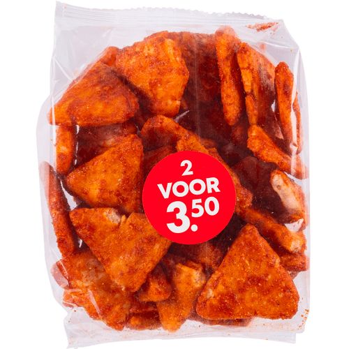 Foto van Triangle chili paprika cracker op witte achtergrond