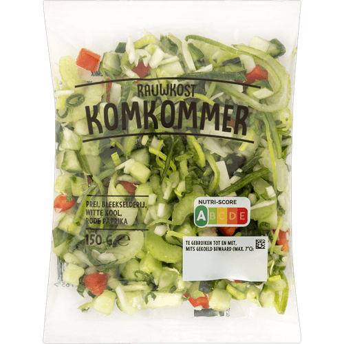 Foto van Rauwkost komkommer op witte achtergrond