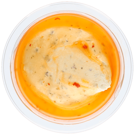 Foto van Chili mascarpone dip op witte achtergrond