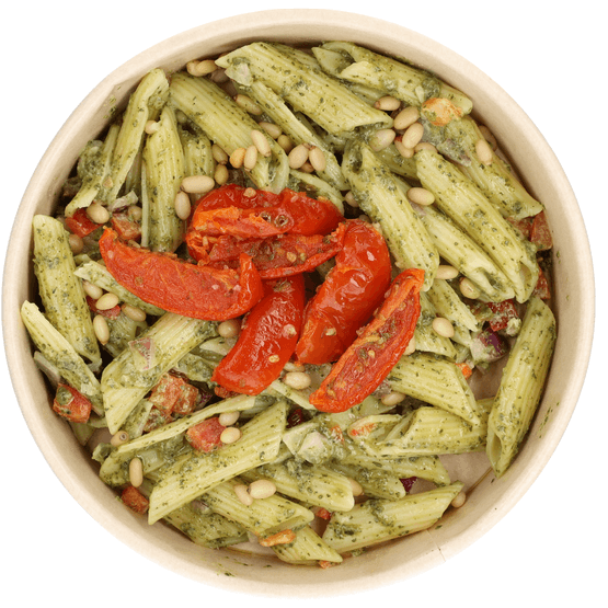 Foto van Pastasalade pesto op witte achtergrond