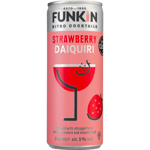 Foto van Cocktails strawberry daiquri op witte achtergrond