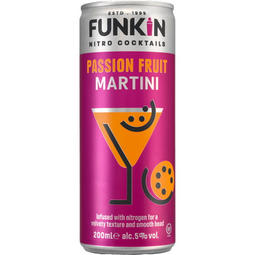 Foto van Cocktails passion fruit martini op witte achtergrond