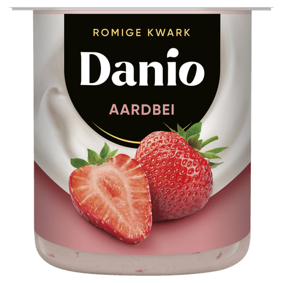 Foto van Danio Romige kwark aardbei op witte achtergrond