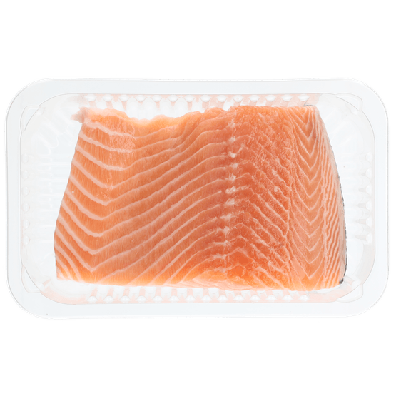 Foto van Vis Marine Zalmfilet op huid op witte achtergrond