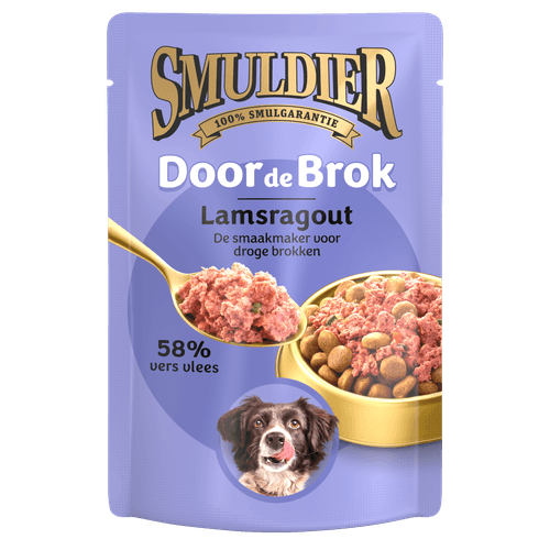 Foto van Smuldier Lamsragout door de brok op witte achtergrond