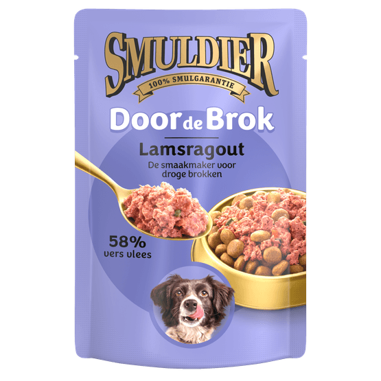 Foto van Smuldier Lamsragout door de brok op witte achtergrond