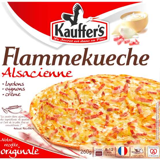 Foto van Kauffers Flammkuchen spek ui op witte achtergrond