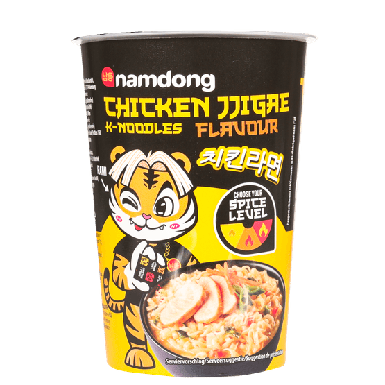 Foto van Namdong Chicken jjigae cup op witte achtergrond