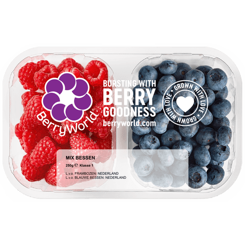Foto van Fruitmix blauwe bes-framboos op witte achtergrond