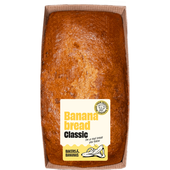 Foto van Vers Bananenbrood op witte achtergrond