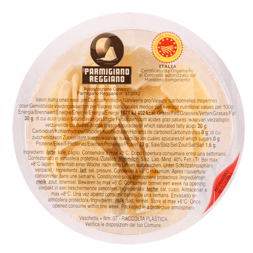 Foto van Parmigiano reggiano flakes op witte achtergrond