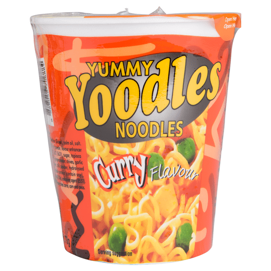 Foto van Yummy Noodles cup kerrie op witte achtergrond