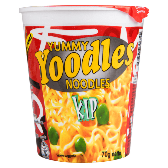 Foto van Yummy Noodles cup kip op witte achtergrond