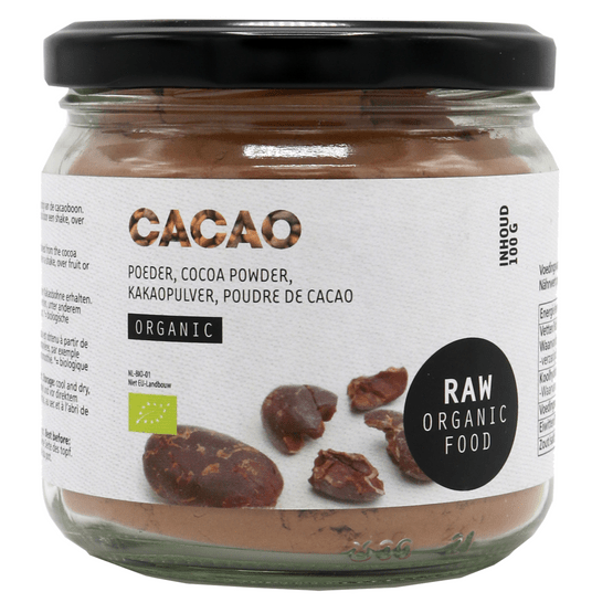 Foto van RAW Organic Food Cacaopoeder op witte achtergrond