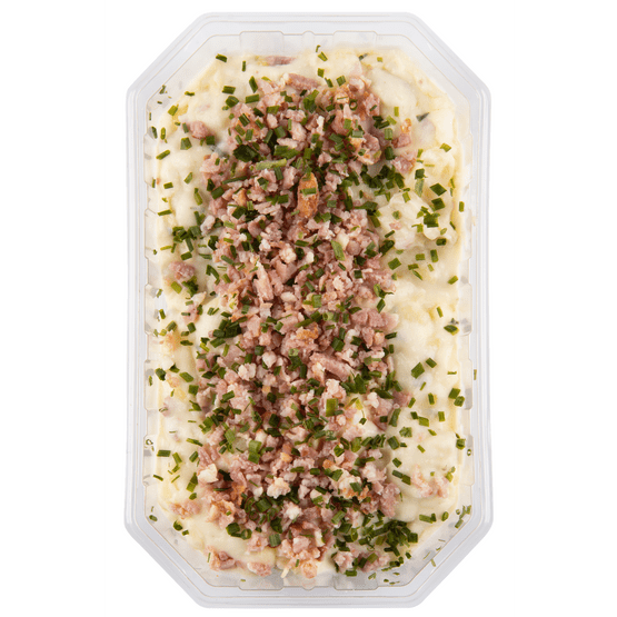 Foto van Salade kartoffel met spek op witte achtergrond