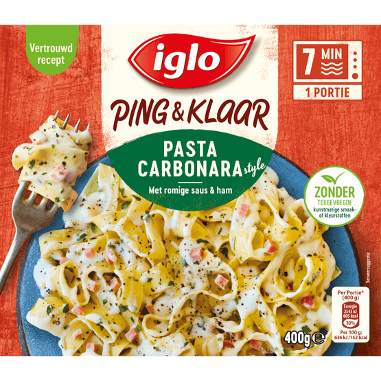 Foto van Iglo Ping en klaar pasta carbonara op witte achtergrond