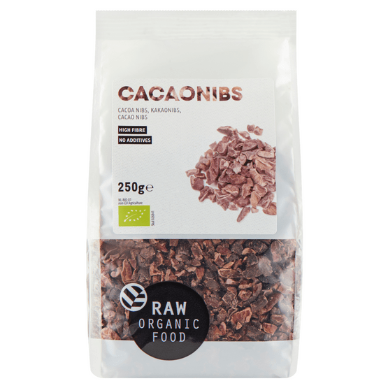 Foto van RAW Organic Food Cacao nibs op witte achtergrond
