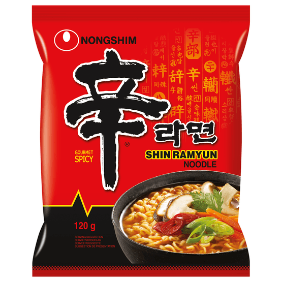 Foto van NongShim Noedels shin ramyun hot op witte achtergrond